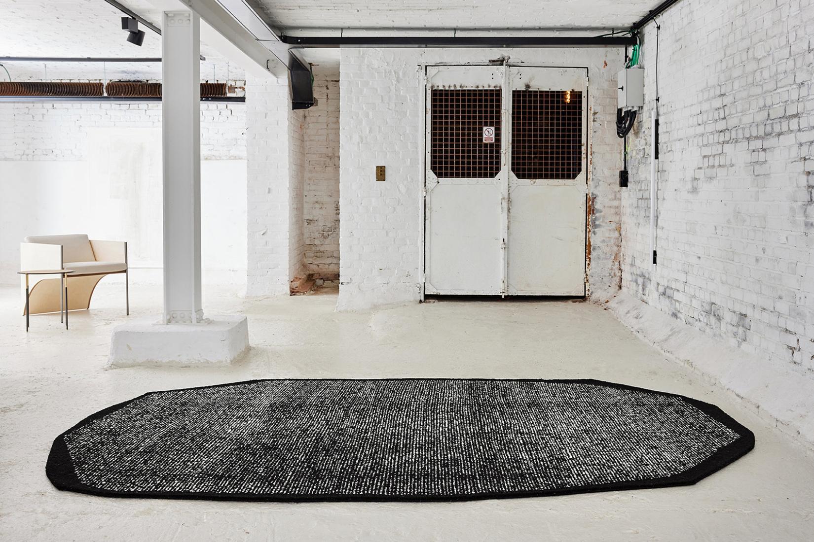سجادة «كوكوون» أسود وأبيض | المقاس: 300 × 400 cm