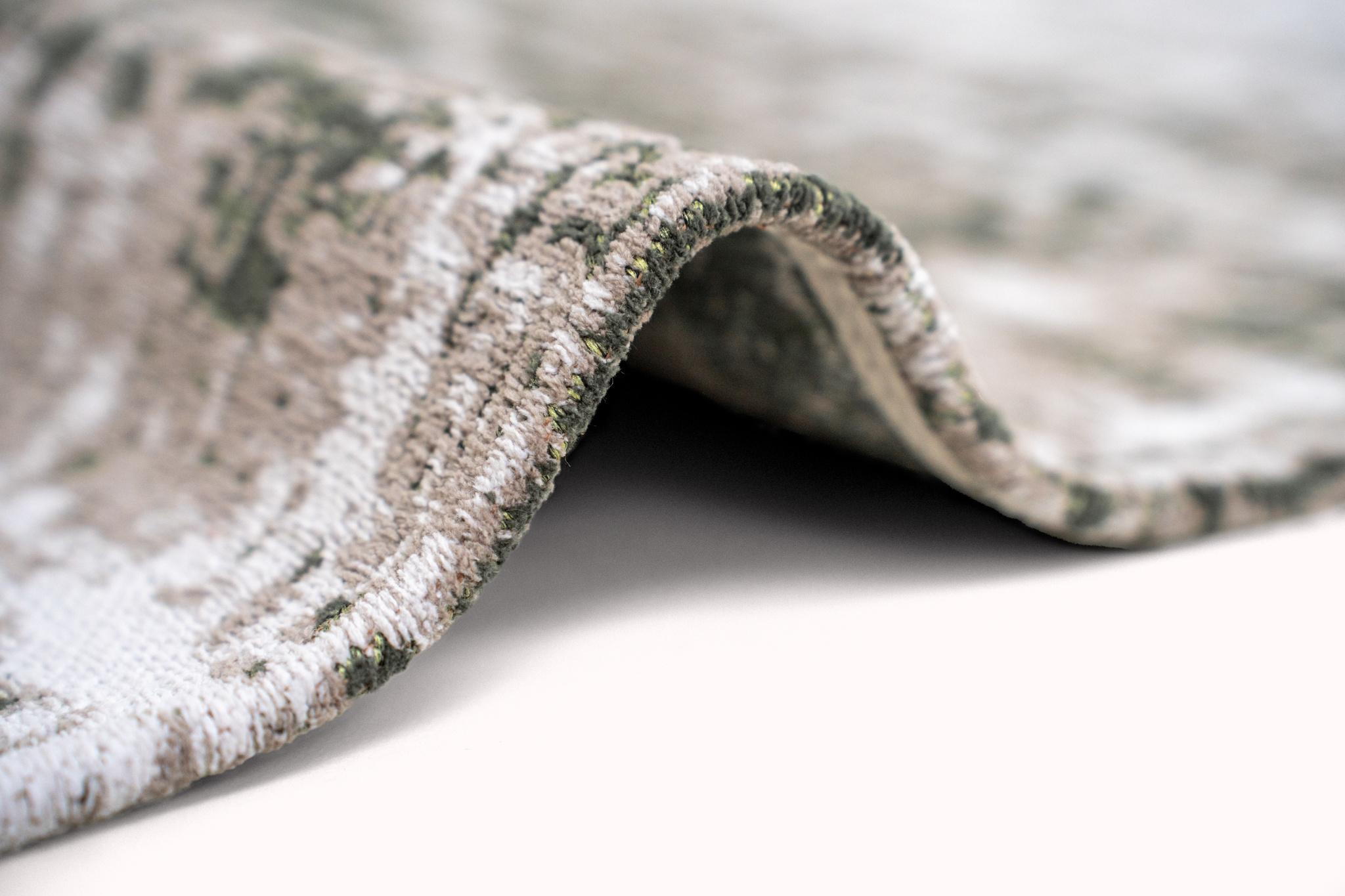 Central Green Rug | Size: 200 × 280 cm