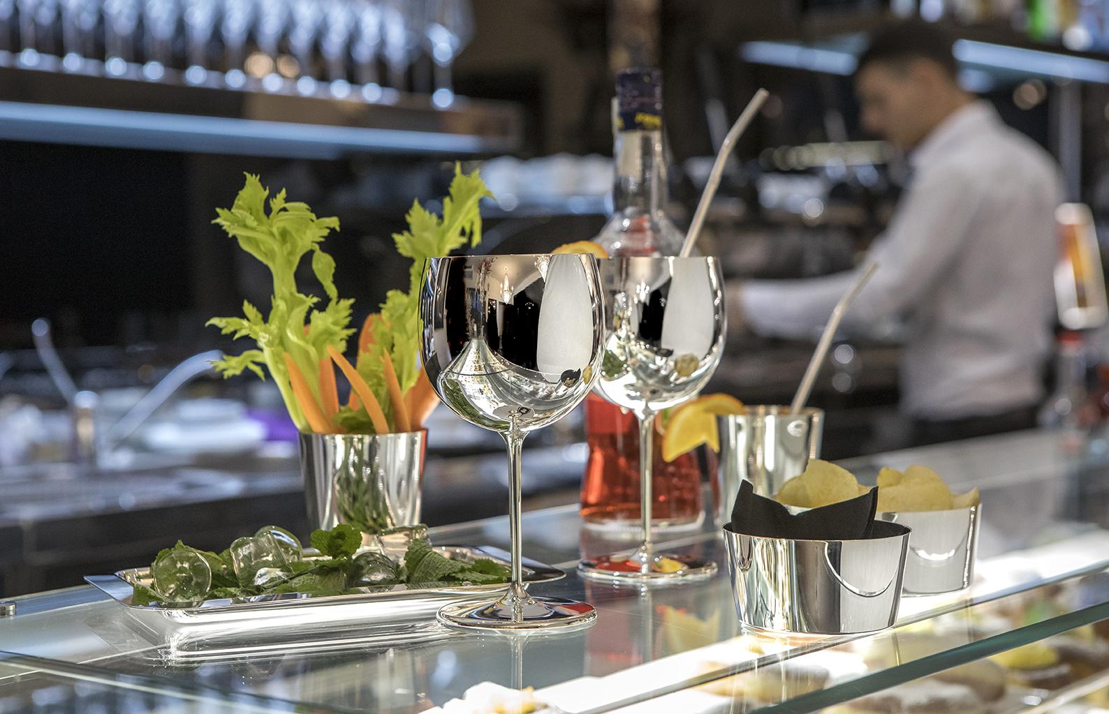 شمعدان عمودي مطلي بالفضة | الأبعاد: Height 18 cm - 2