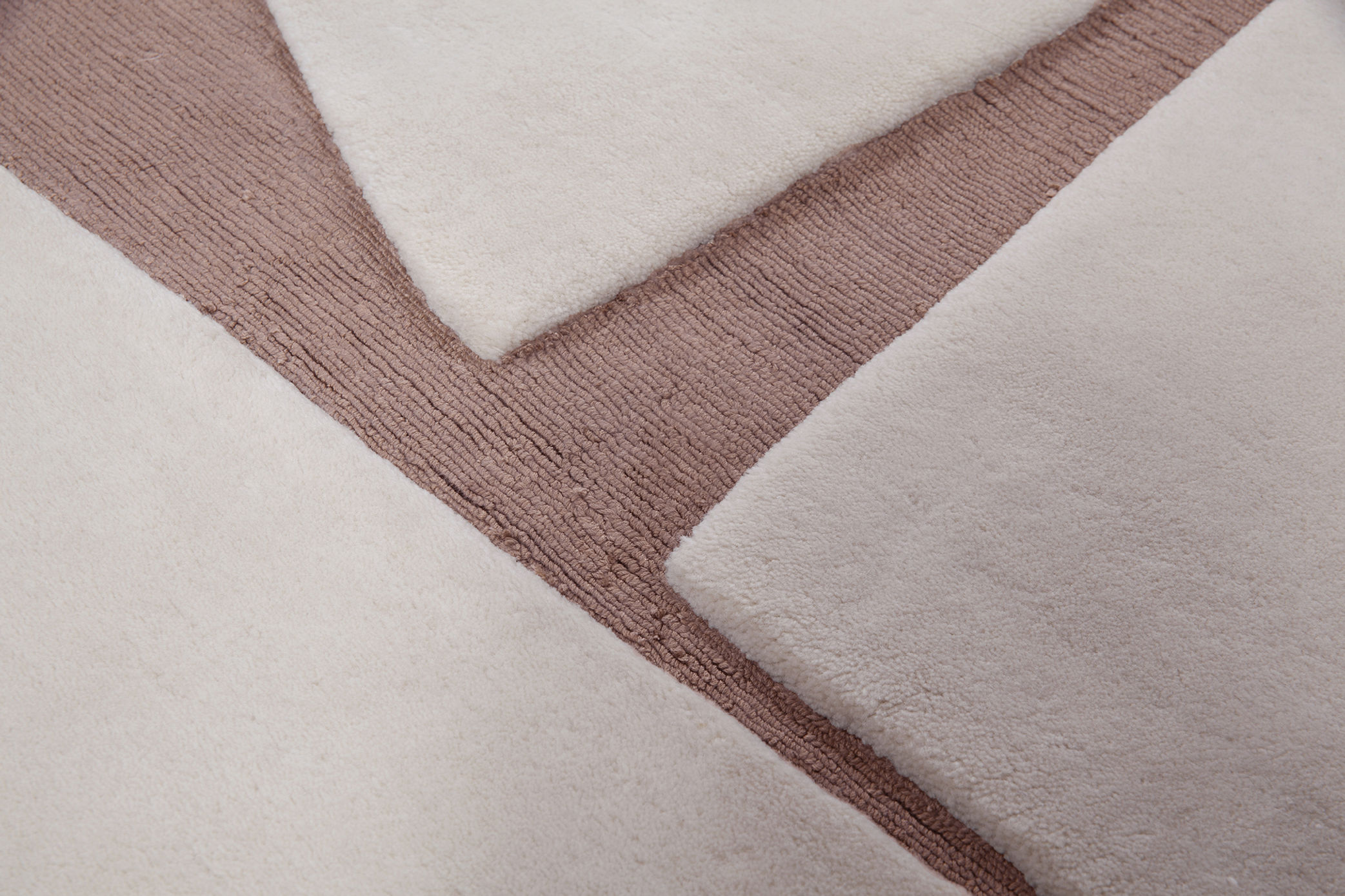 سجادة صدئة مشكّلة | المقاس: 220 × 300 cm سجادة صدئة مشكّلة | المقاس: 220 × 300 cm