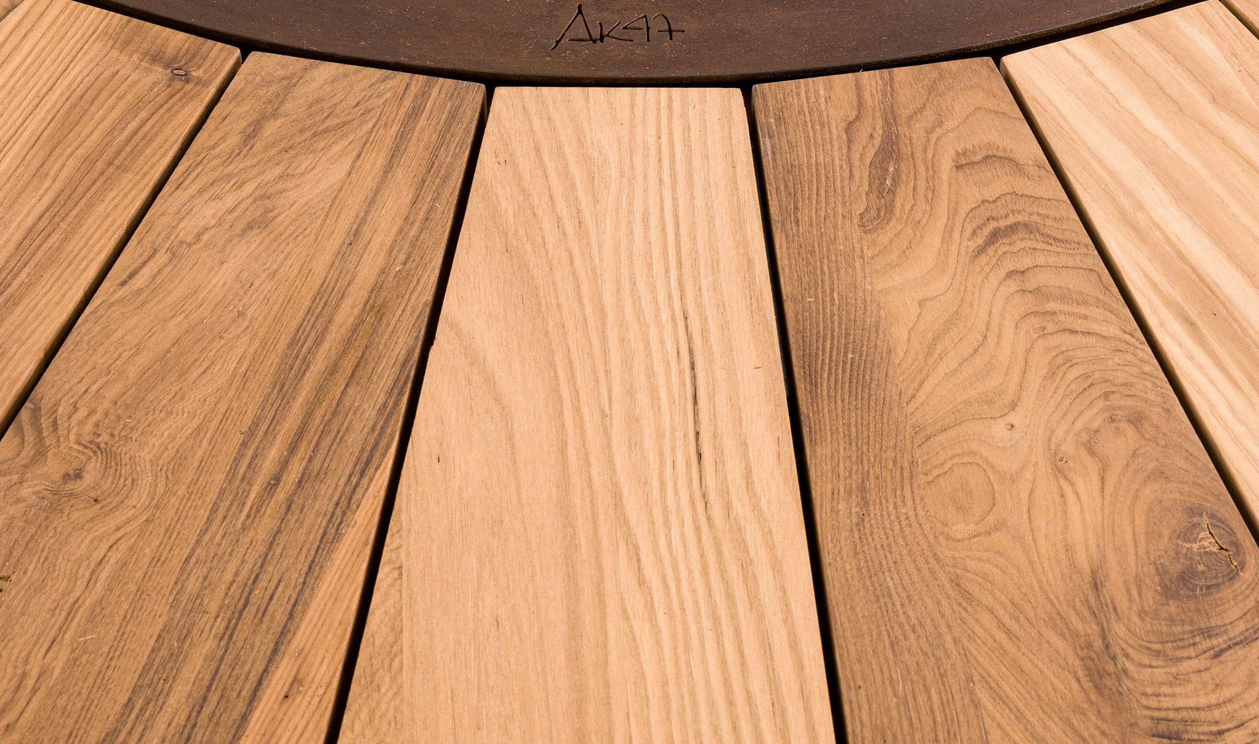 Zero Wood Fire Pit | Finishing: Chestnut Wood | Dimensions: Ø 200 cm