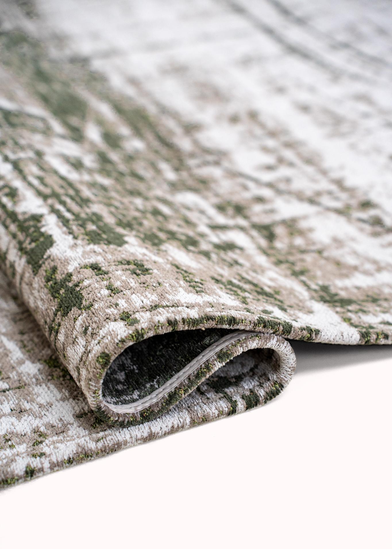 Central Green Rug | Size: 140 × 200 cm