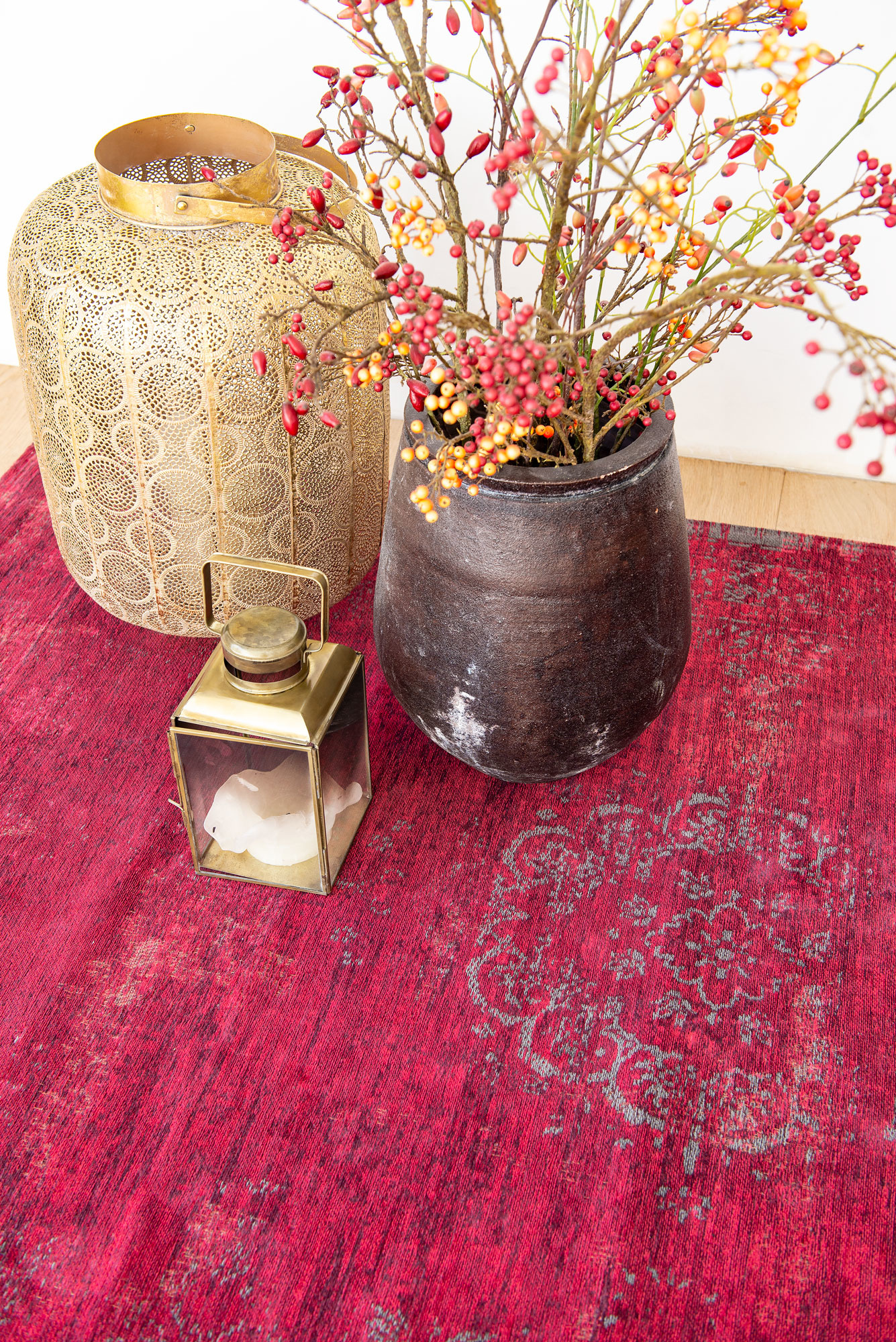 Vintage Style Scarlet Rug | Size: 140 × 200 cm