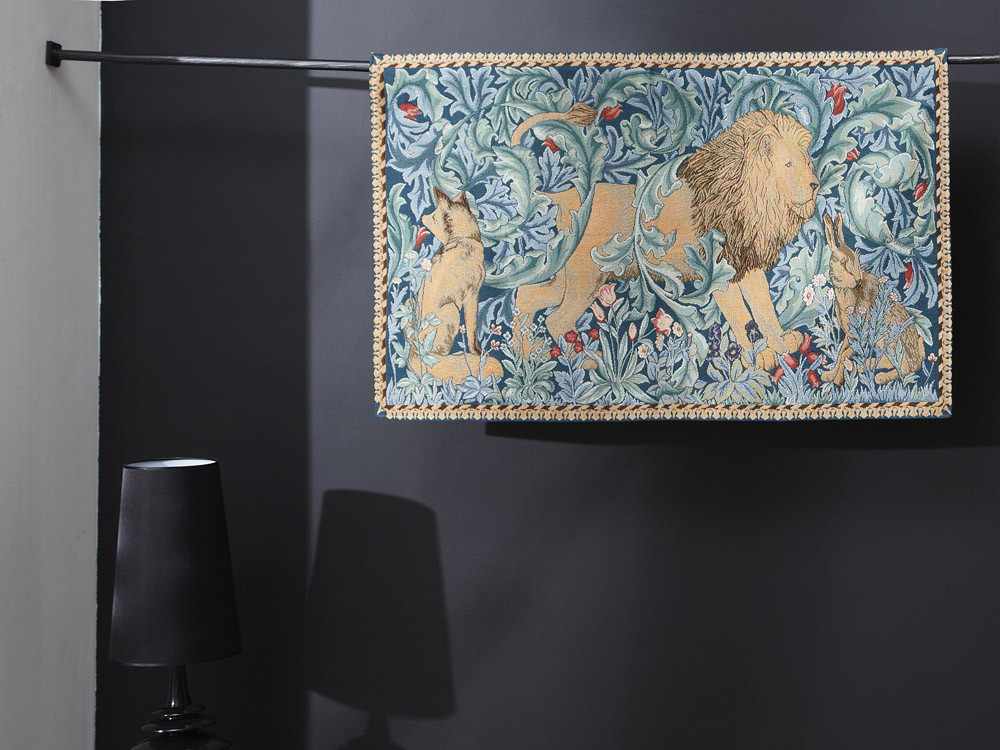 سجادة جدارية «أسد الغابة» | المقاس: 50 × 85 cm سجادة جدارية «أسد الغابة» | المقاس: 50 × 85 cm