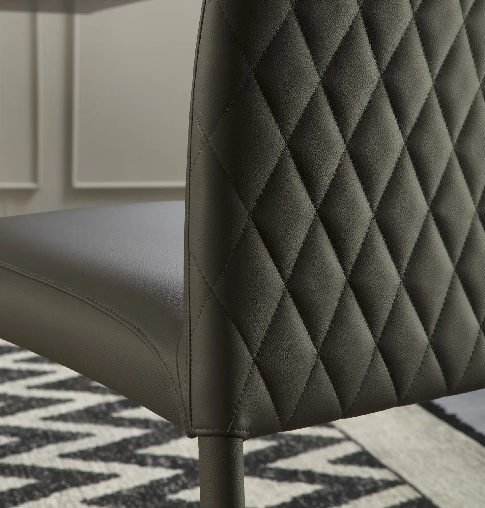 Charm Élite Contemporary Chair