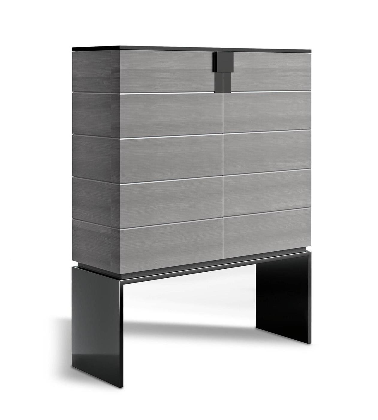 خزانة بقاعدة معدنية