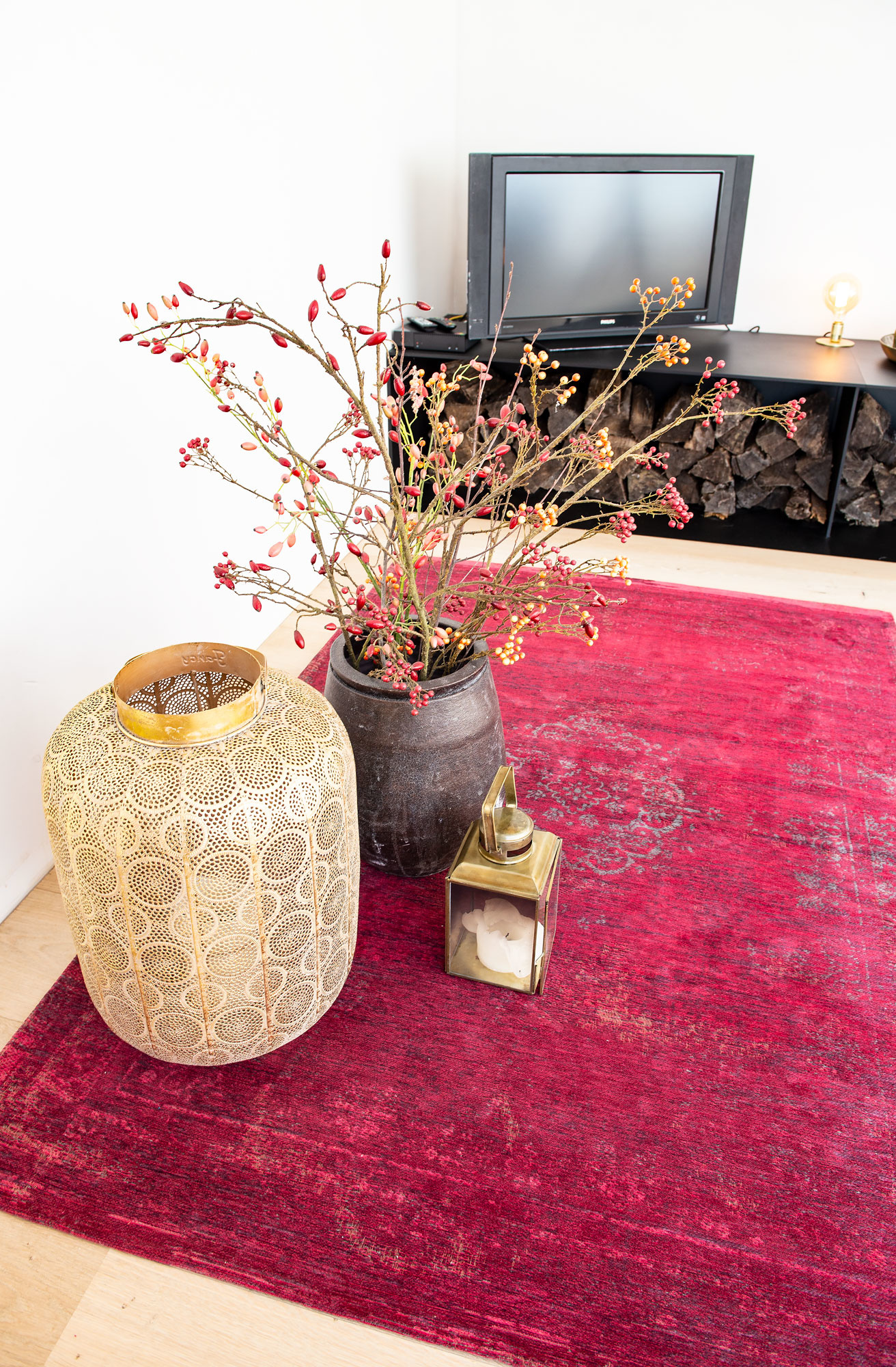 Vintage Style Scarlet Rug | Size: 140 × 200 cm