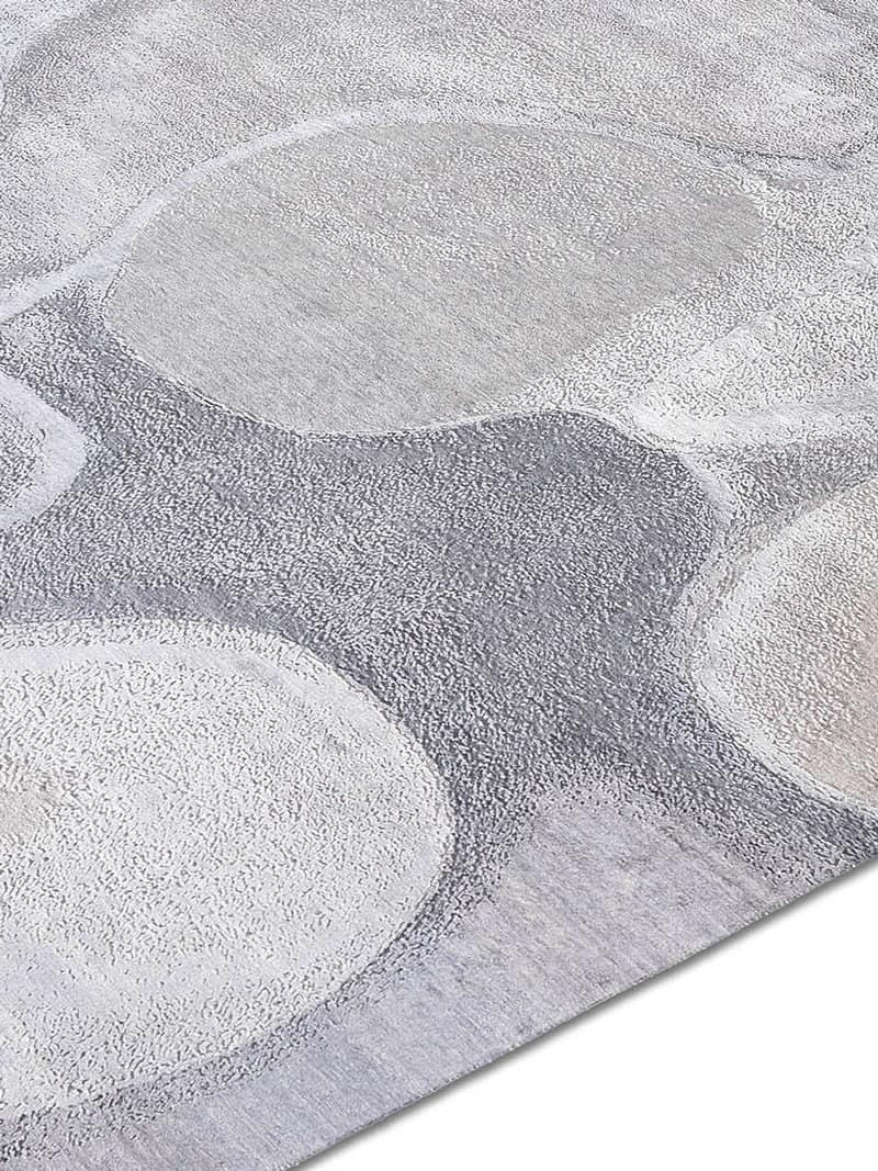 Silver Rug | Size: 274 × 365 cm