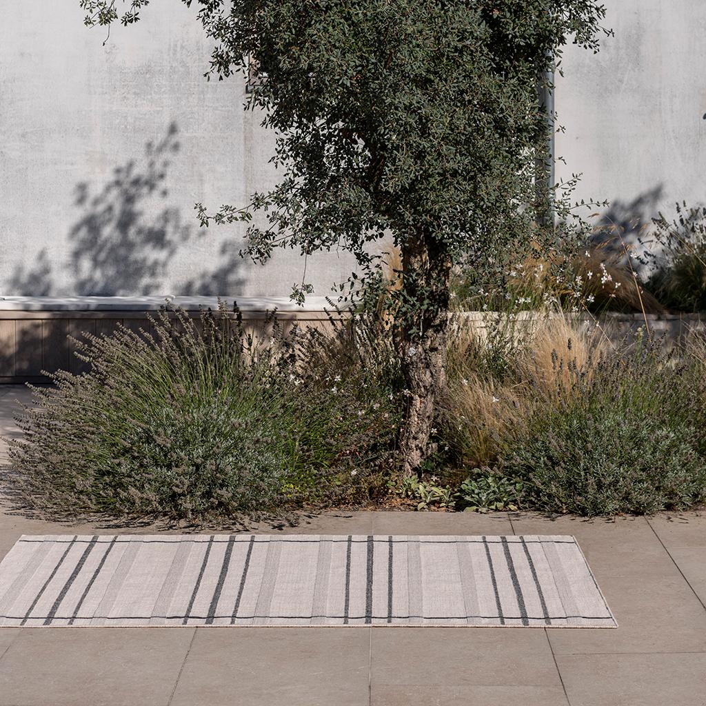 Zona Charcoal Line Outdoor Rug | Size: 250 × 350 cm