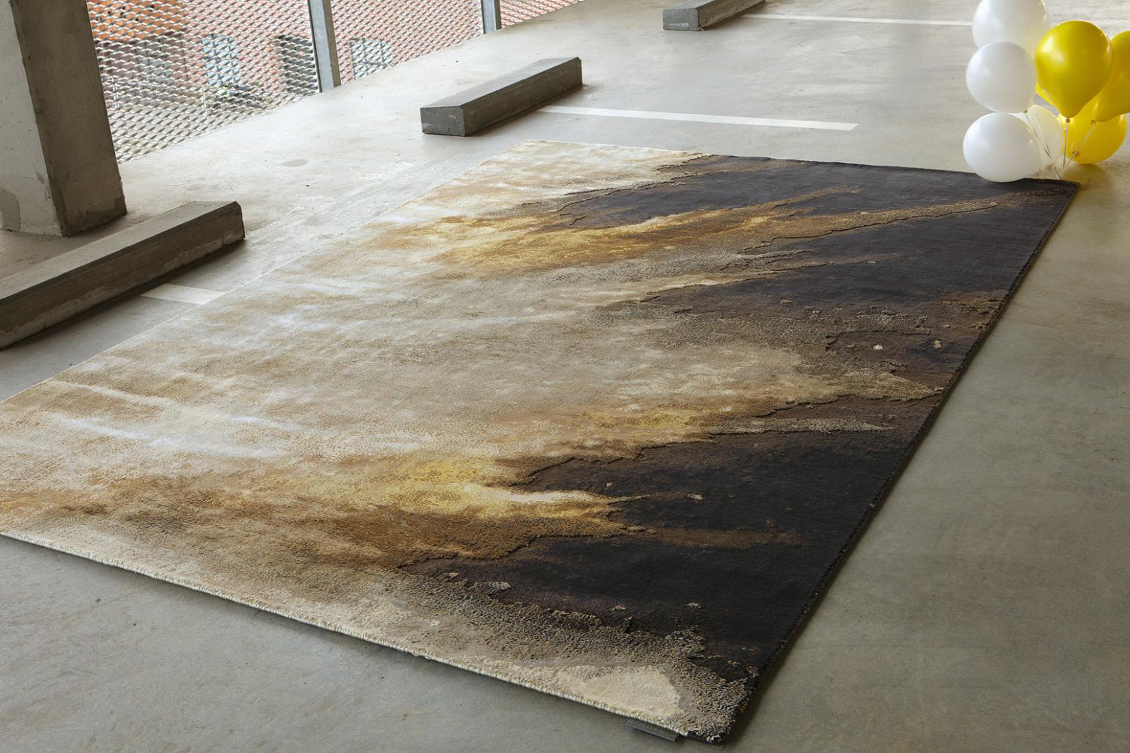 Fire Blazing Tone Rug | Size: 250 × 350 cm