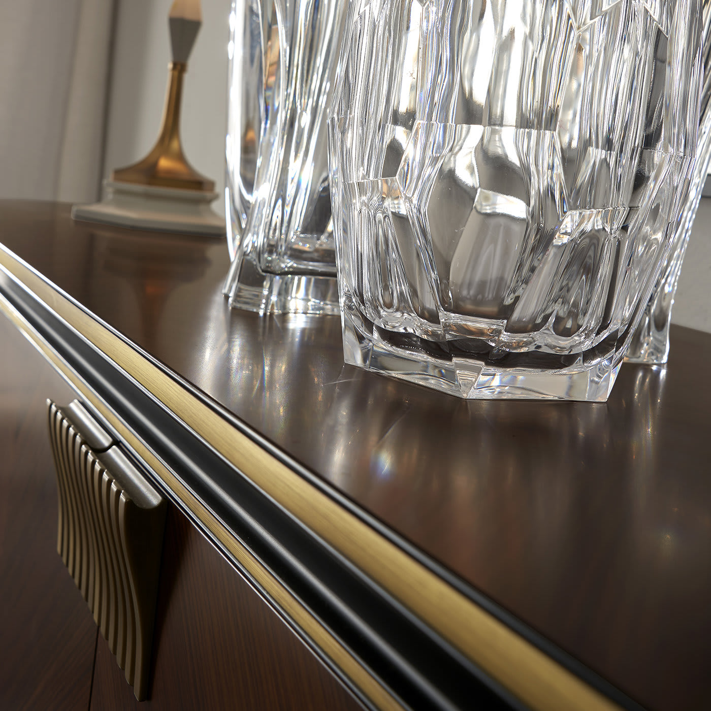 خزانة جانبية إيطالية خشب روزوود | التكوين: With Mirror