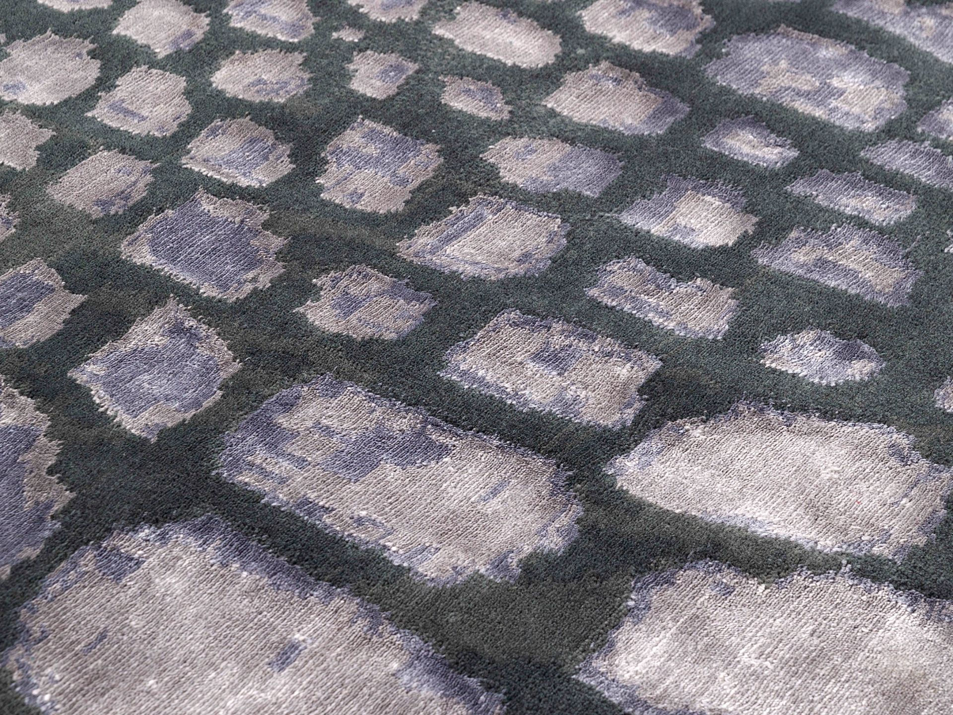 Signature Rug | Size: 270 × 360 cm