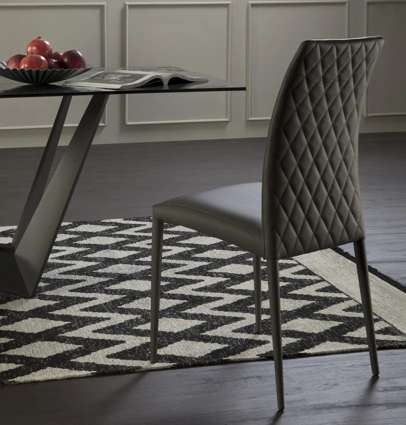 Charm Élite Contemporary Chair