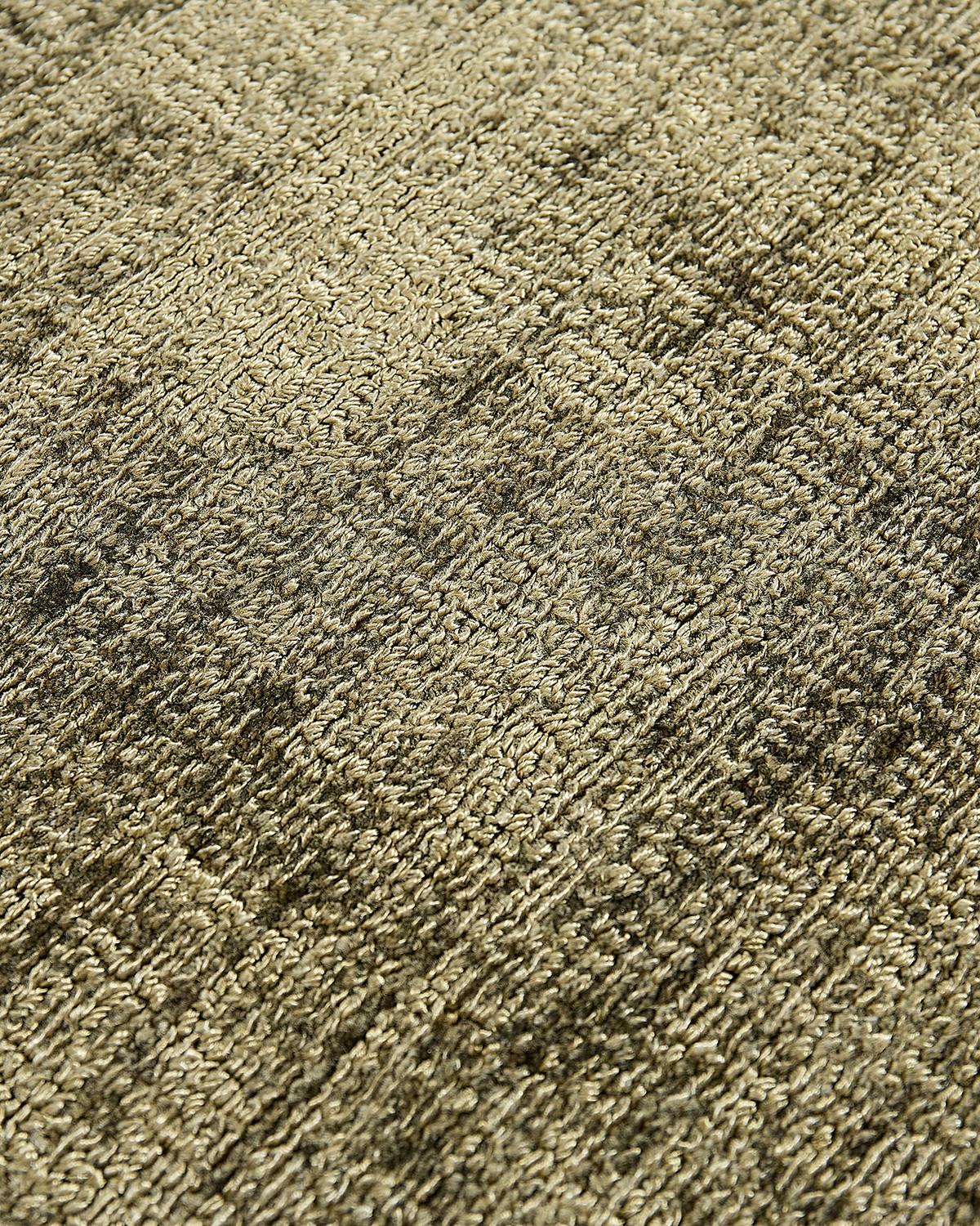 سجادة حرير موز زيتونية | المقاس: 200 × 250 cm