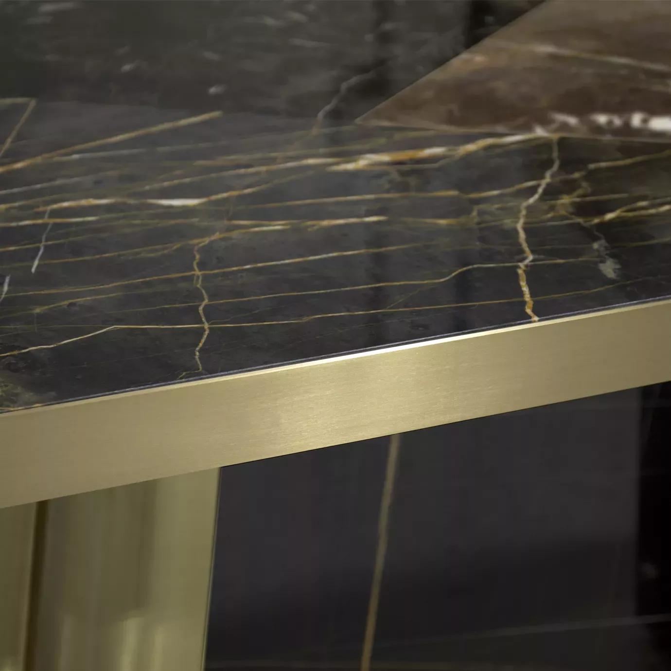 Decovita Dining Table