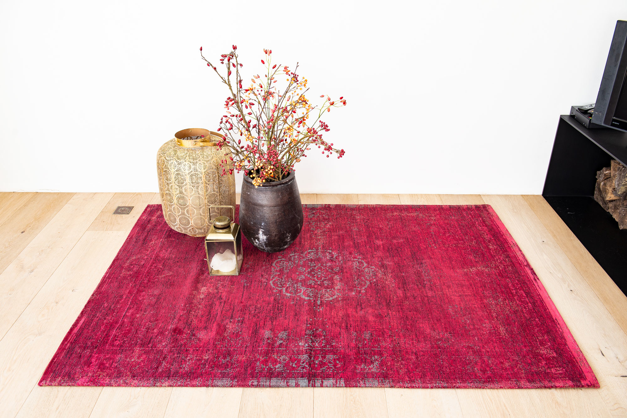 Vintage Style Scarlet Rug | Size: 140 × 200 cm