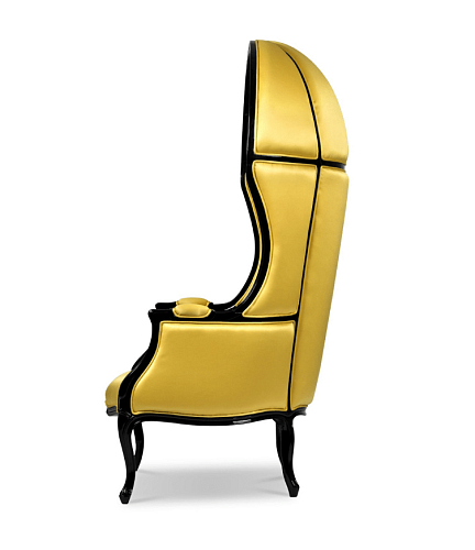 كرسي بذراعين محفور