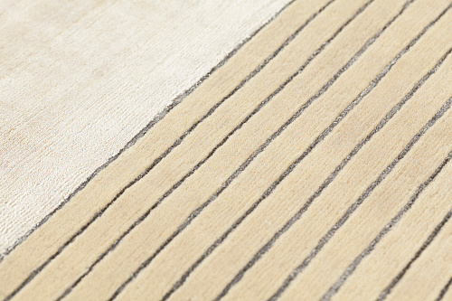 سجادة بيج مخططة